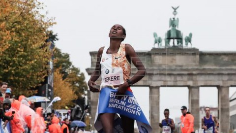 ATLETISMO MARATÓN BERLÍN Bekele gana el maratón de Berlín y queda a 2 segundos del récord de Kipchoge