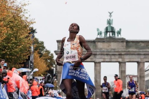 ATLETISMO MARATÓN BERLÍN Bekele gana el maratón de Berlín y queda a 2 segundos del récord de Kipchoge