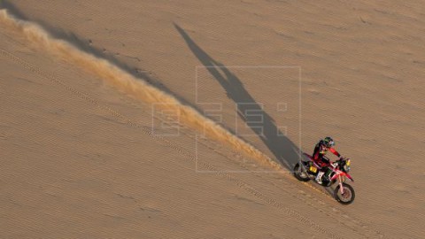 AUTO MOTO DAKAR Carlos Sainz, camino de conseguir su tercer Dakar al ganar la décima etapa