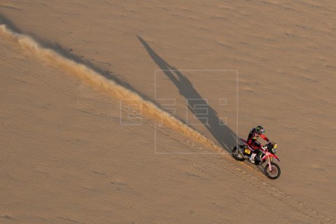 AUTO MOTO DAKAR Carlos Sainz, camino de conseguir su tercer Dakar al ganar la décima etapa