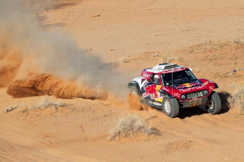 AUTO MOTO DAKAR Carlos Sainz gana la quinta etapa y amplía ventaja, Alonso acaba séptimo