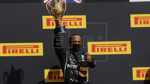 AUTOMOVILISMO FÓRMULA UNO Hamilton gana, con un neumático pinchado, por séptima vez en Silverstone