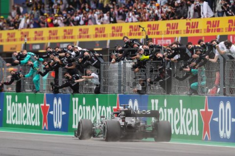 AUTOMOVILISMO FÓRMULA UNO Hamilton hace historia: gana en Portugal y bate el récord de Schumacher