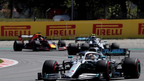 AUTOMOVILISMO FÓRMULA UNO Hamilton líder, tras encabezar otro doblete de Mercedes; Sainz octavo en España