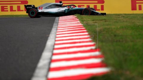 AUTOMOVILISMO FÓRMULA UNO Hamilton se divierte asustando a Vettel en Japón
