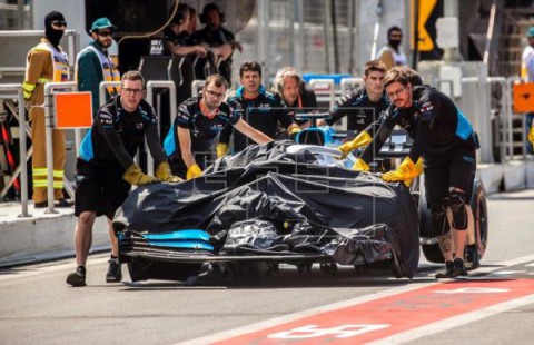 AUTOMOVILISMO FÓRMULA UNO La Dirección de Carrera da por terminados los Libres 1 para revisar la pista