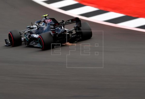 AUTOMOVILISMO GP 70 ANIVERSARIO Bottas le gana la `pole position` a Hamilton y saldrá primero en Silverstone