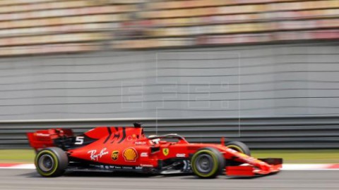 AUTOMOVILISMO GP CHINA Vettel se impone en los primeros entrenamientos libres de China