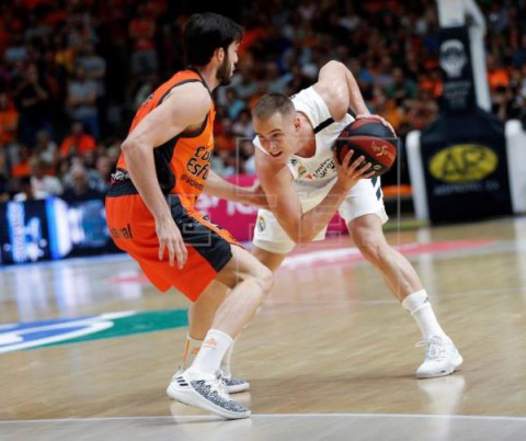 BALONCESTO ACB 70-88. Un parcial de 5-21 en el tercer cuarto catapulta al Real Madrid