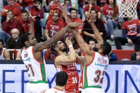 BALONCESTO ACB 75-86. El Baskonia acecha al Madrid tras su claro triunfo en Murcia