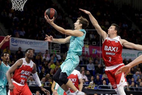 BALONCESTO ACB 77-75. El Iberostar Tenerife sufre pero vence a un rival directo, Baxi Manresa