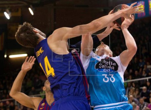 BALONCESTO ACB 79-73. El Barça sufre, pero acaba 2018 como líder y con el billete copero