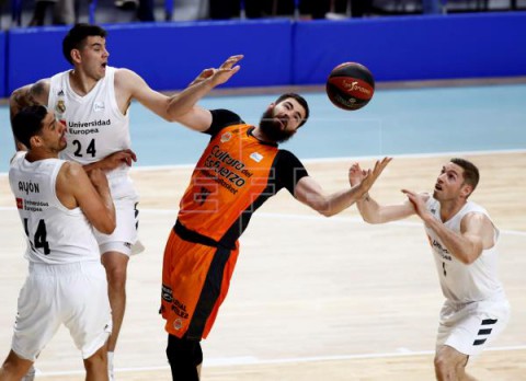 BALONCESTO ACB 83-77. El Real Madrid salva el liderato y recupera autoestima
