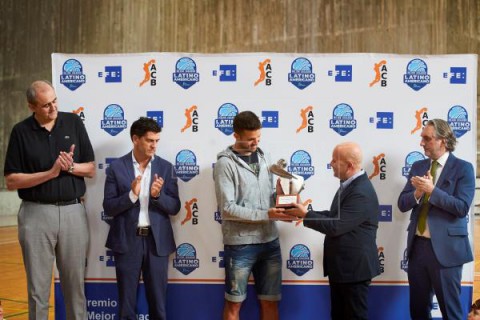 BALONCESTO ACB PREMIO EFE Laprovittola recibe el primer Premio EFE al mejor latinoamericano de la ACB