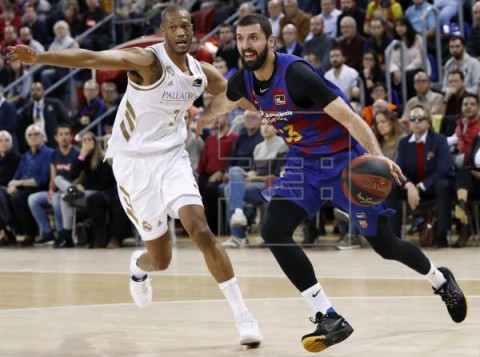 BALONCESTO BARÇA-REAL MADRID 83-63. El Barça de Mirotic ahoga al Madrid en el Palau