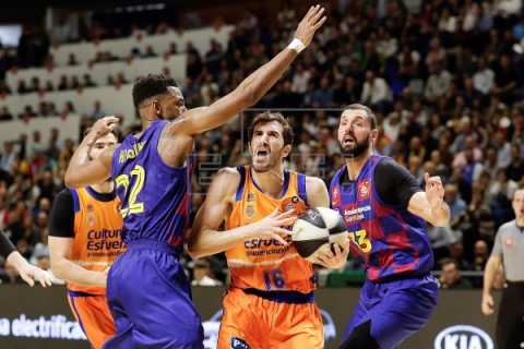 BALONCESTO COPA DEL REY Tras cuatro derrotas, el Valencia ganó a la quinta al Barça para ir a semis ante el Madrid