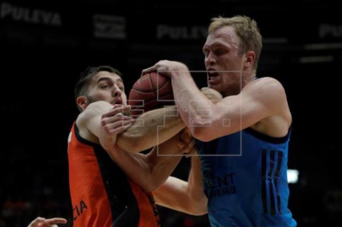 BALONCESTO EUROCOPA 89-75. Will Thomas lidera a un Valencia que seca al Alba y acaricia el título
