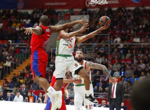 BALONCESTO EUROLIGA 82-78. El Baskonia pierde ante el CSKA, pero se mete en los playoffs