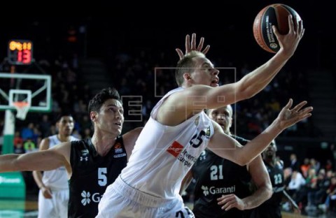 BALONCESTO EUROLIGA 82-86. El Real Madrid salva los muebles en Estambul y acecha el liderato