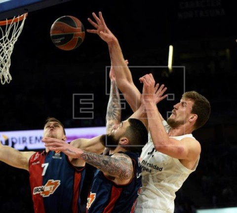 BALONCESTO EUROLIGA 86-76. El Baskonia mete un pie en los `playoffs` de la Euroliga