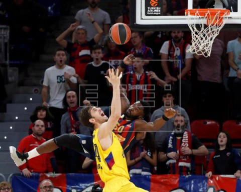 BALONCESTO EUROLIGA BASKONIA-BARCELONA 76-74. El Baskonia despierta del letargo ante el Barcelona