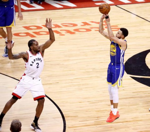 BALONCESTO FINALES NBA 104-109. Iguodala y los Warriors reivindican su condición de bicampeones