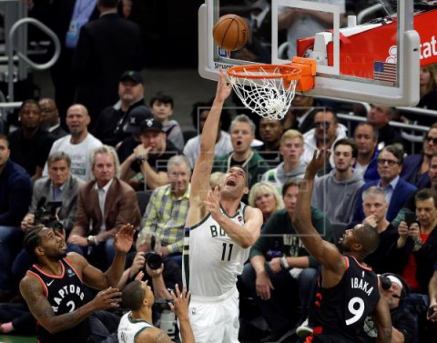 BALONCESTO NBA 108-100. Brook López gana duelo a Marc Gasol y decide el triunfo de los Bucks