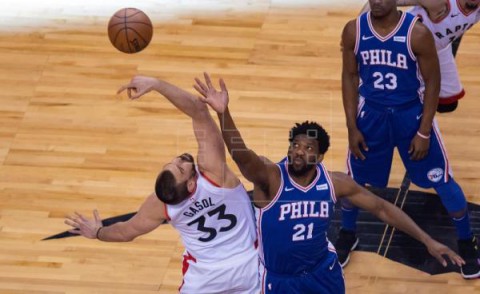 BALONCESTO NBA 108-95: Leonard desarbola a los Sixers y adelanta a Raptors en los playoff