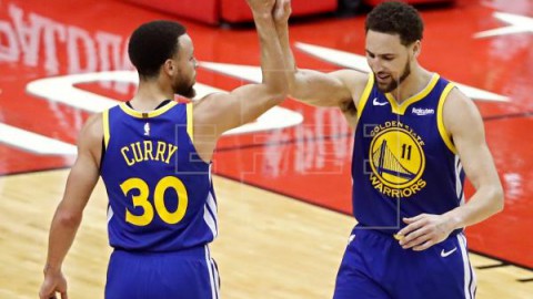 BALONCESTO NBA 113-118. Curry y Thompson ponen a los Warriors en finales por quinta vez seguida