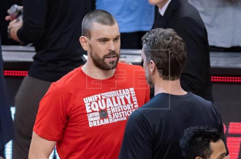 BALONCESTO NBA 120-117. El duelo entre los Gasol se salda con la victoria de los Raptors