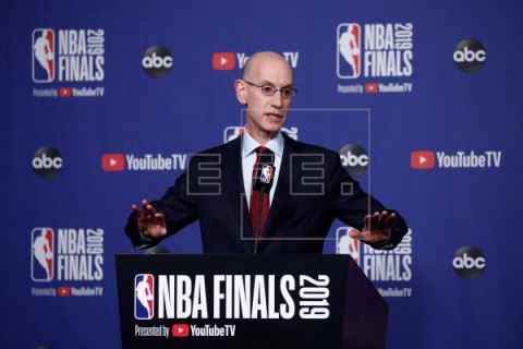 BALONCESTO NBA CORONAVIRUS Adam Silver admite que quedan `cosas` por definir antes de volver a competir