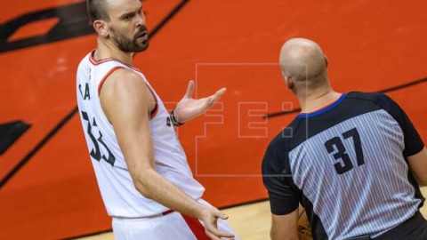 BALONCESTO NBA: ESPAÑOLES Ibaka mantiene la solidez y Marc, condicionado por faltas personales