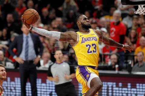 BALONCESTO NBA James debuta con derrota de los Lakers; primeros triunfos de Sixers y Heat