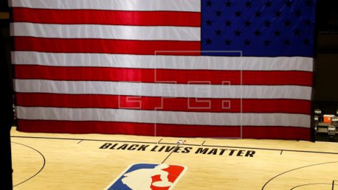 BALONCESTO NBA Los jugadores de la NBA deciden terminar el boicot por la violencia policial y continuar con los `playoffs`