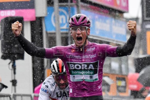 CICLISMO GIRO Ackermann marca territorio al esprint con doblete, Roglic sigue de rosa