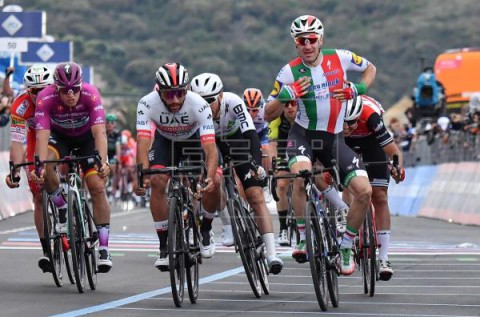 CICLISMO GIRO Viviani descalificado, etapa para Gaviria y Roglic sigue líder