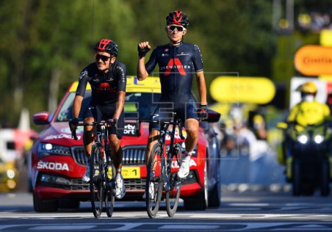 CICLISMO TOUR Kwiatkowski gana de la mano de Carapaz y Roglic sigue de amarillo