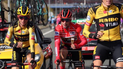 CICLISMO VUELTA Roglic celebra en Cibeles su doblete en la Vuelta y Ackermann gana el esprint
