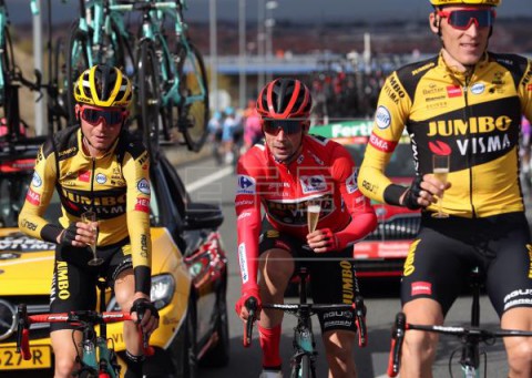 CICLISMO VUELTA Roglic celebra en Cibeles su doblete en la Vuelta y Ackermann gana el esprint