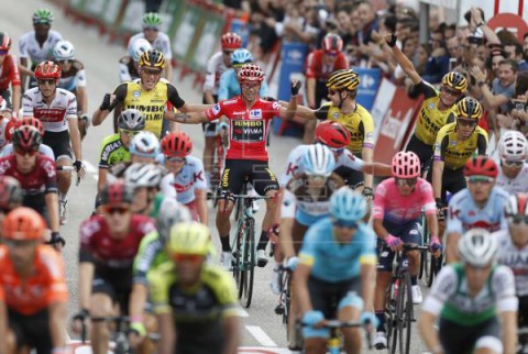 CICLISMO VUELTA Roglic da el gran salto en Madrid, Valverde `orgulloso` del segundo puesto