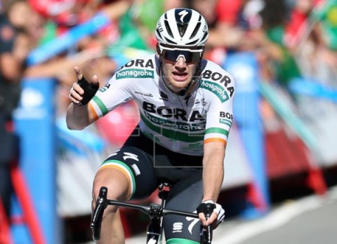 CICLISMO VUELTA Sam Bennett logra el doblete en Oviedo, Roglic mantiene la roja