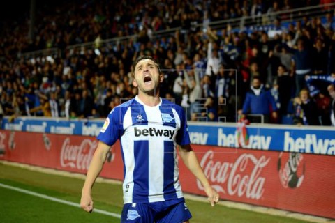 FÚTBOL ALAVÉS-ATLÉTICO 1-1. Lucas Pérez frustra al Atlético