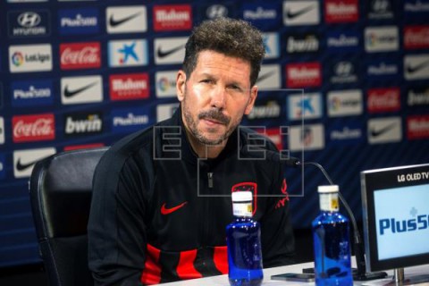 FÚTBOL ALAVÉS-ATLÉTICO MADRID Simeone dice que la Liga es cada vez más fuerte porque se defiende mejor