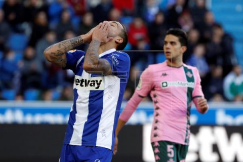 FÚTBOL ALAVÉS-BETIS 1-1. El Betis arranca un empate ante el Alavés