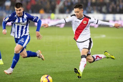 FÚTBOL ALAVÉS-RAYO 0-1. Raúl de Tomás saca al Rayo de los puestos de descenso