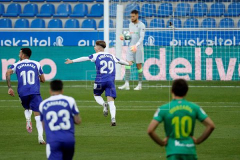 FÚTBOL ALAVÉS-REAL SOCIEDAD 2-0. La cantera alavesista resuelve ante una Real sin ideas