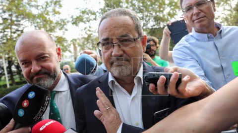 FÚTBOL AMAÑOS El expresidente del Zaragoza dice que lo pagado fue en primas a sus jugadores