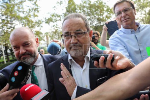 FÚTBOL AMAÑOS El expresidente del Zaragoza dice que lo pagado fue en primas a sus jugadores