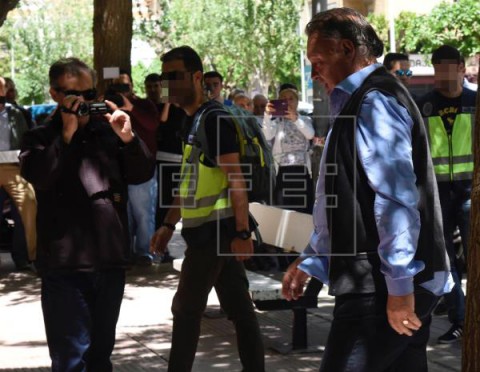FÚTBOL AMAÑOS El presidente del Huesca llega al club escoltado por la comitiva judicial
