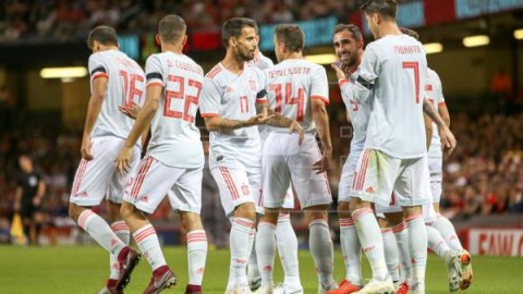 FÚTBOL AMISTOSO GALES-ESPAÑA España golea a Gales 0-3 al descanso con un doblete de Alcácer